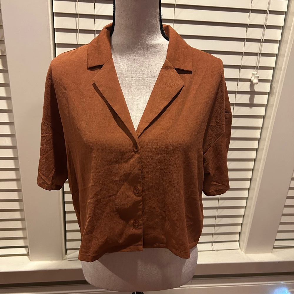 Relaxed Cropped Button-Front Shirt in Rust Brown